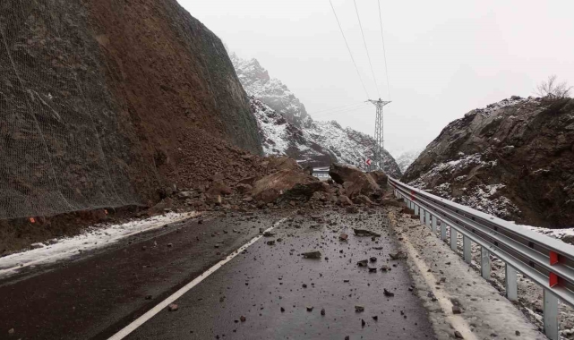 Heyelan nedeniyle Artvin-Yusufeli karayolu ulaşıma kapandı