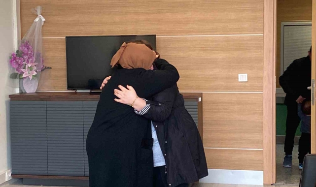 Hiç görmediği annesine 28 yıl sonra kavuştu