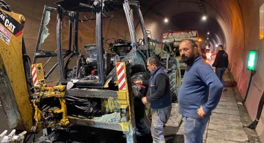 Hopa'da tüneli içinde ekskavatör yangını: Tünel trafiğe kapatıldı