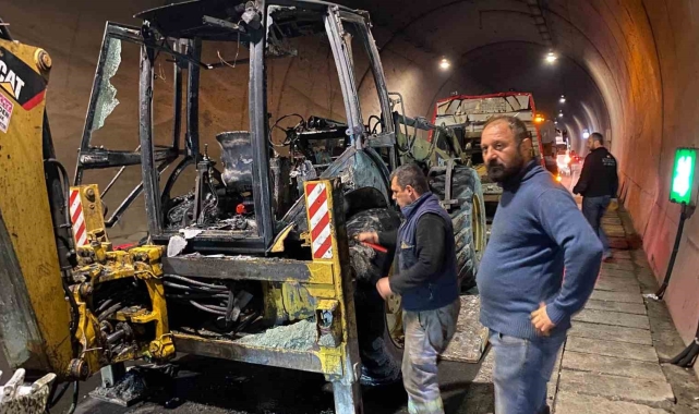 Hopa'da tüneli içinde ekskavatör yangını: Tünel trafiğe kapatıldı