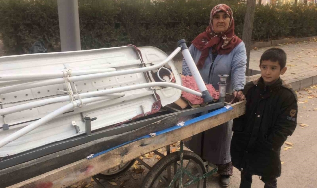 Hurdacılık yapan hasta kadın eşine, torununa ve çocuklarına bakıyor