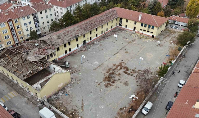 İHA'nın haberinden sonra uyuşturucu yuvasına dönen okulun yıkımına başlandı