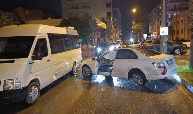 İki otomobil çarpıştı: 1 yaralı