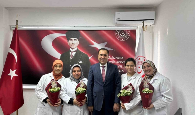 İl Müdürü Tükoğlu'ndan emekçi kadınlara çiçek jesti