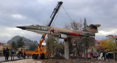 İlçenin simgesi haline gelen savaş uçağı yeni yerine taşındı