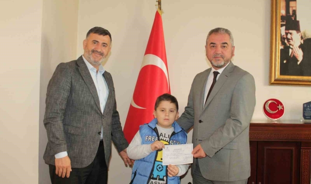 İlkokul öğrencisi Can harçlıklarını Kur'an kursu inşaatına bağışladı