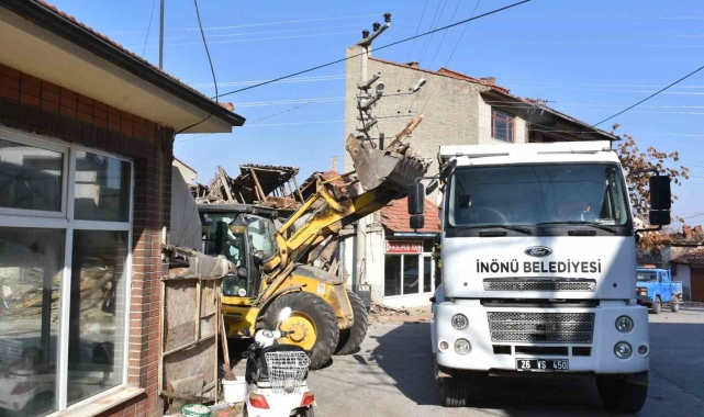 İnönü'de tehlike saçan metruk bina yıkıldı