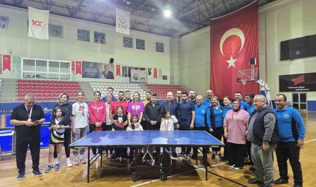İskenderun'da öğretmenler masa tenisi turnuvasında hünerlerini sergilediler