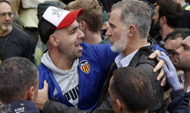 İspanya'da sel bölgesini ziyaret eden Kral Felipe ve Başbakan Saznchez'e saldırı