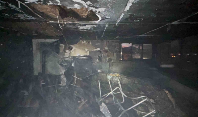 Isparta'da apartmanın en üst katında çıkan yangın güçlükle söndürüldü