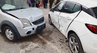 Isparta'da hafif ticari araç ile otomobil çarpıştı: 5 yaralı