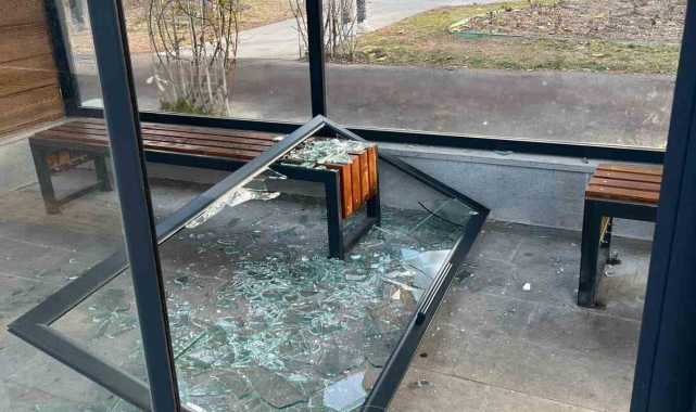Isparta'da kapalı otobüs durağına çirkin saldırı
