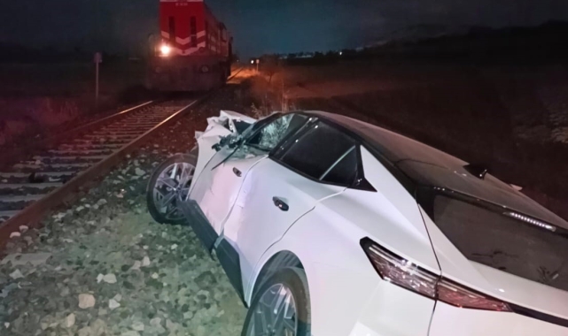 Isparta'da yük treni otomobile çarptı, sürücü ağır yaralandı