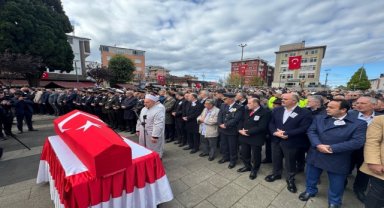 İstanbul'da trafik kazasına müdahale ederken şehit olan polis toprağa verildi