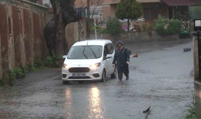İstanbul'u şiddetli yağış ve fırtına esir aldı