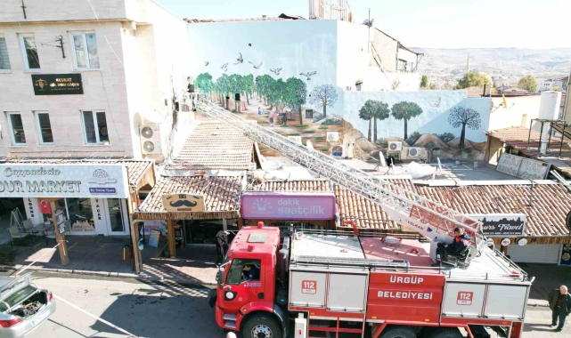 İtfaiye aracı üzerine çizdiği resmi 21 günde tamamladı