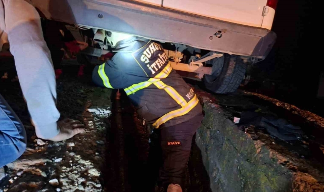 İtfaiye yavru kediyi girdiği aracın traversinden yarım saatlik müdahale sonrası çıkardı
