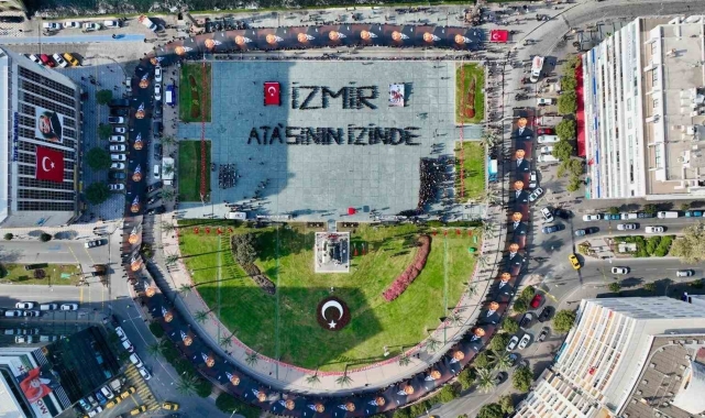İzmir'de 350 metrelik posterle "Ata'ya Saygı Yürüyüşü" düzenledi