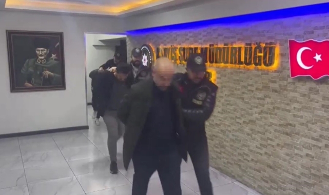 İzmir'de düşük ayarlı altınlarla kuyumcuları dolandırdılar