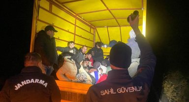 İzmir'de kamyonet kasasında 40 kaçak göçmen ve 1 organizatör yakalandı