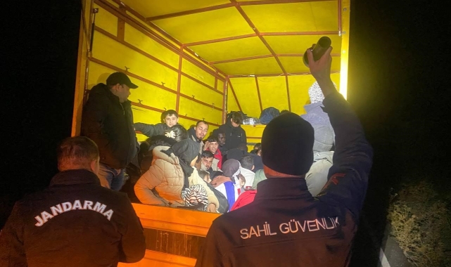 İzmir'de kamyonet kasasında 40 kaçak göçmen ve 1 organizatör yakalandı