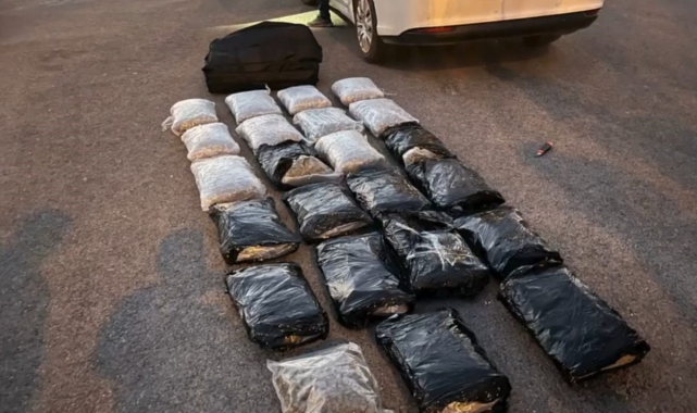 İzmir'de narkotik operasyonları: 32 kilonun üzerinde uyuşturucu ele geçirildi