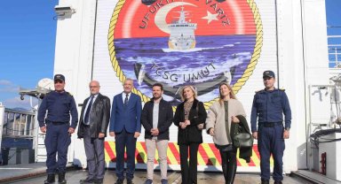 İzmir'de öğretmenler TCSG Umut Gemisi'ne misafir oldu