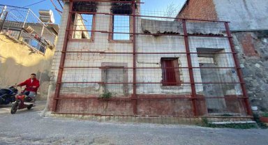 İzmir'de yıkılmaya yüz tutmuş tarihi yapılara 'demir korkuluklu' önlem