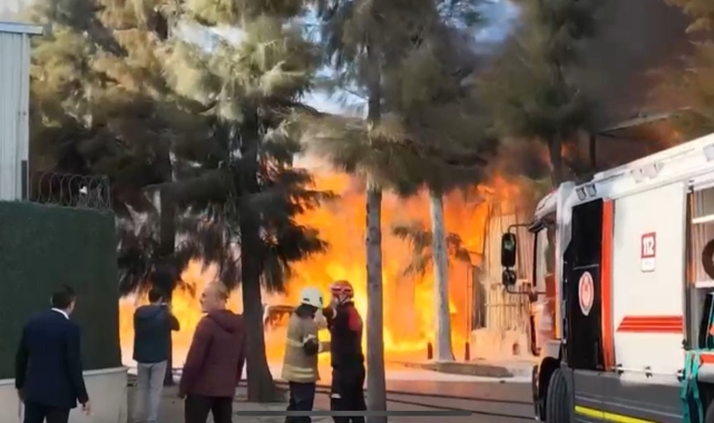 İzmir'in Çiğli ilçesinde bir kimya fabrikasında yangın çıktı. Yangına çok sayıda itfaiye ekibi müdahale ediyor.