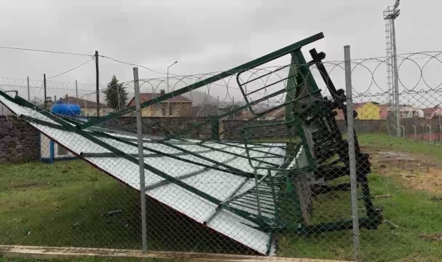 İznik İlçe Stadyumu'nda şiddetli rüzgar tribünü yıktı