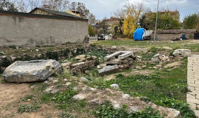 İznik'te tarihi mezarlık harabeye döndü