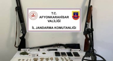 Jandarma baskın yaptığı adreslerde uyuşturucu ve tarihi eser ele geçirdi