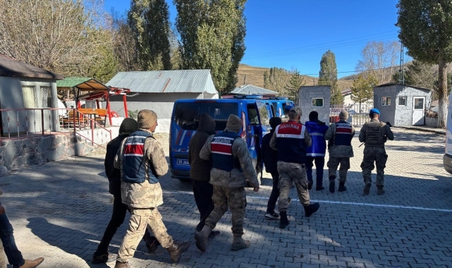 Jandarma ekipleri 38 düzensiz göçmeni yakaladı