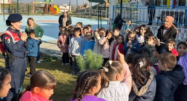 Jandarma öğrencilere doğa ve hayvan sevgisini anlattı