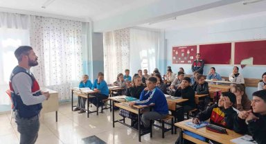 Jandarmadan 141 öğrenci ve 8 öğretmene siber farkındalık eğitimi