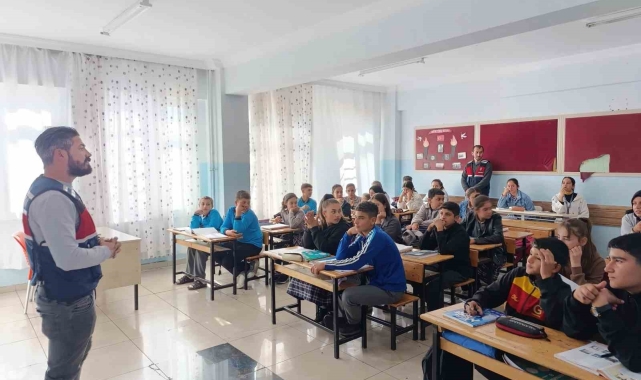 Jandarmadan 141 öğrenci ve 8 öğretmene siber farkındalık eğitimi