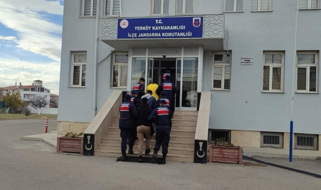 Jandarmanın dur ihtarına uymayan 3 kişi ceza evi firarisi çıktı