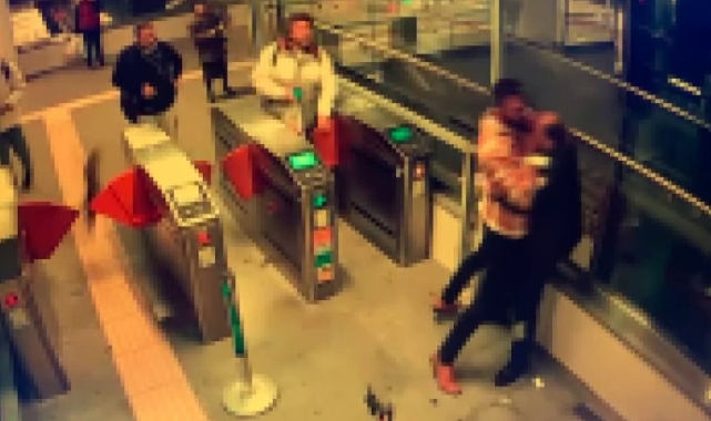 Kadıköy Marmaray'da güvenlik görevlisi tartıştığı yolcuyu vurdu, o anlar kamerada