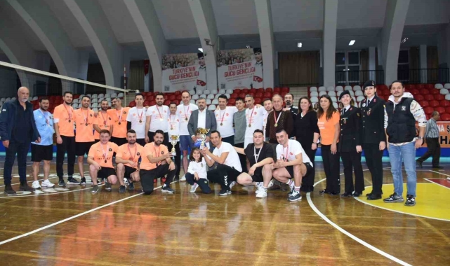Kadına yönelik şiddetle mücadeleye dikkat çekmek için sahaya çıktılar