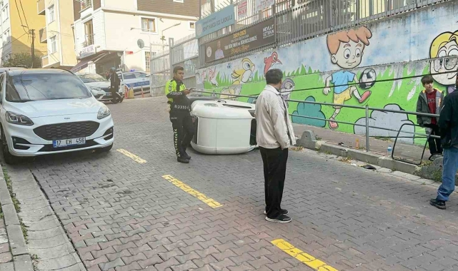 Kağıthane'de elektrikli mini otomobil kaldırıma çarpıp devrildi