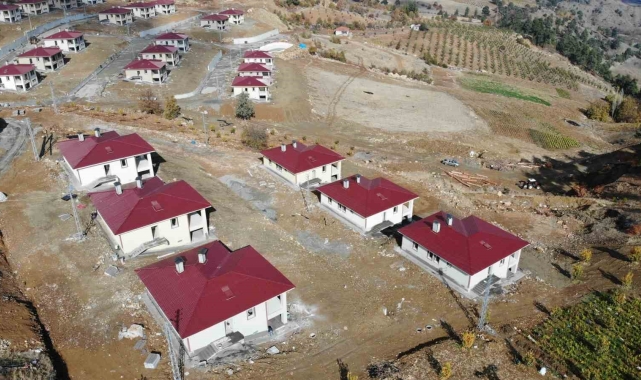 Kahramanmaraş'ta dev kayaların tahrip ettiği köyde deprem konutları yükseliyor