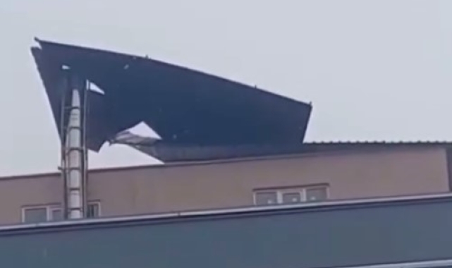 Kahramanmaraş'ta fırtınada apartmanın çatısı uçtu