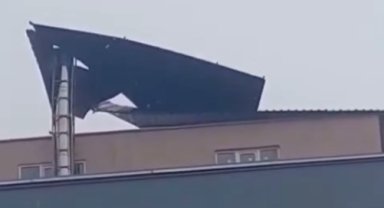 Kahramanmaraş'ta fırtınada apartmanın çatısı uçtu