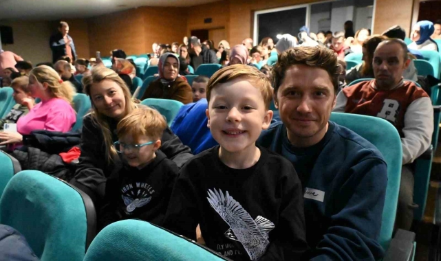 Kalbimdeki Pervane'yi minikler aileleri ile birlikte izledi