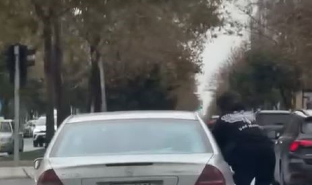 Kaldırımda araç kullanan sürücü yakalandı