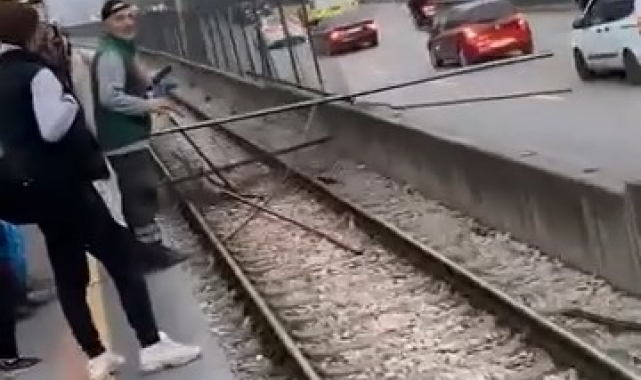 Kamyondan düşen demirler trafik ve metro seferlerini aksattı
