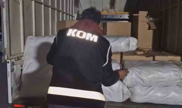 Kamyonet kasasından 821 kilogram kaçak tütün çıktı