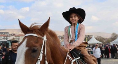 Kapadokya'da atlar podyuma çıktı