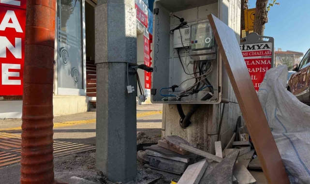 Kapağı bulunmayan elektrik dağıtım panosu tehlike saçıyor