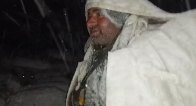 Kar ve tipide çadırları uçan çoban koyun sürüsüyle zor anlar yaşadı